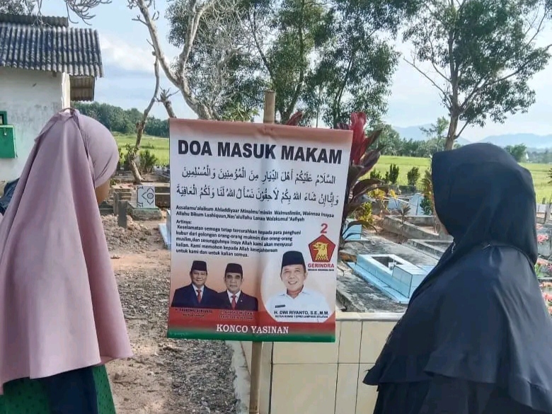 Gokil! Anggota DPRD Lamsel Partai Gerindra Tebar Banner Sosialisasi di Tempat Pemakanan Umum