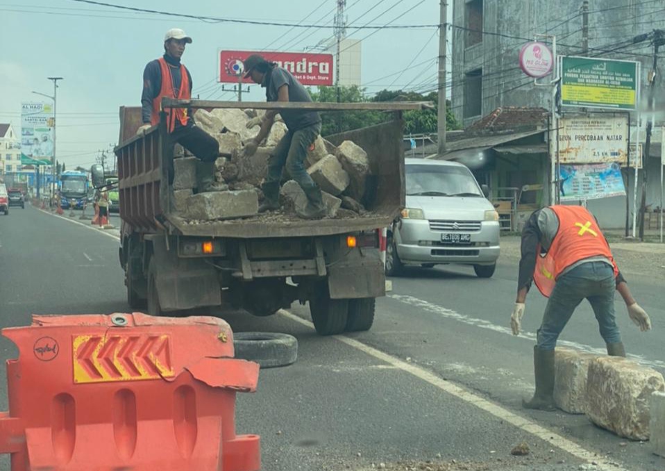 Tambal Sulam Jalinsum Natar Bikin Warga Ngedumel, Penerangan Minim Jadi Penyebab Kecelakaan