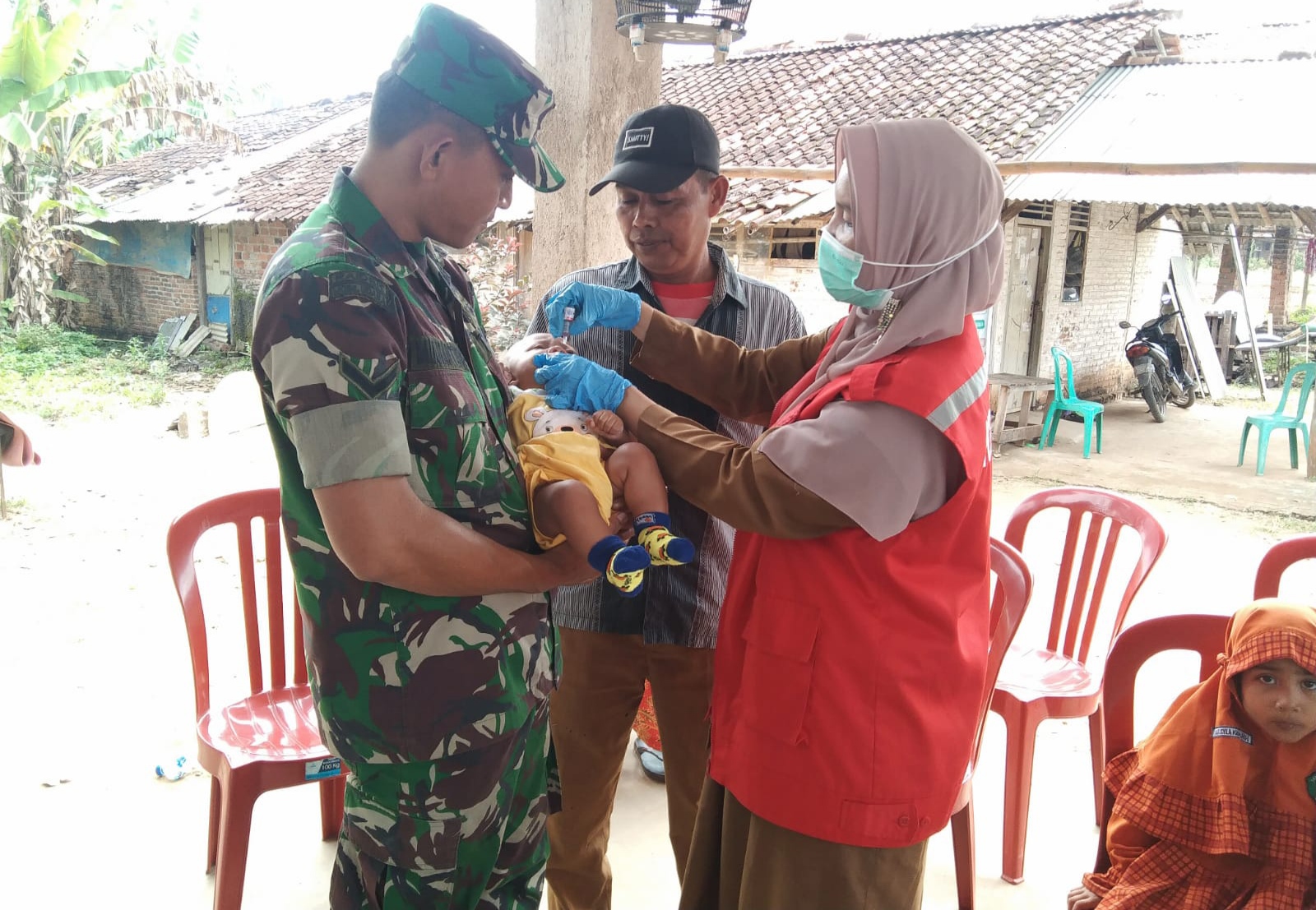 TNI Merakyat, Babinsa Bantu Tekan Angka Stunting di Desa Rulung Helok