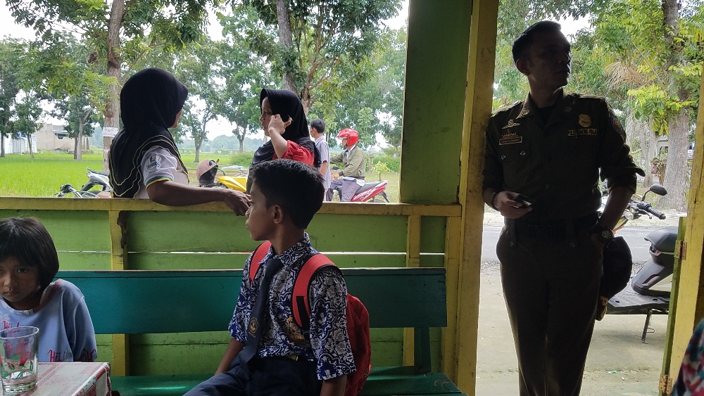 Kerap Banjir, UPT Pasar Sidomulyo Bersih-bersih   