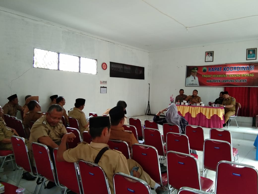 Polisi Bagi-bagi Masker di Bandara