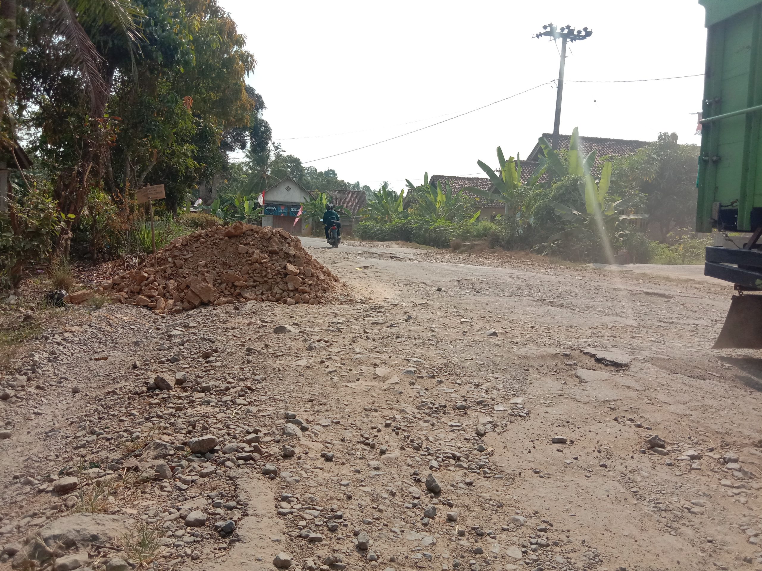 Jalan Rusak dan Berdebu Buat Warga tak Nyaman