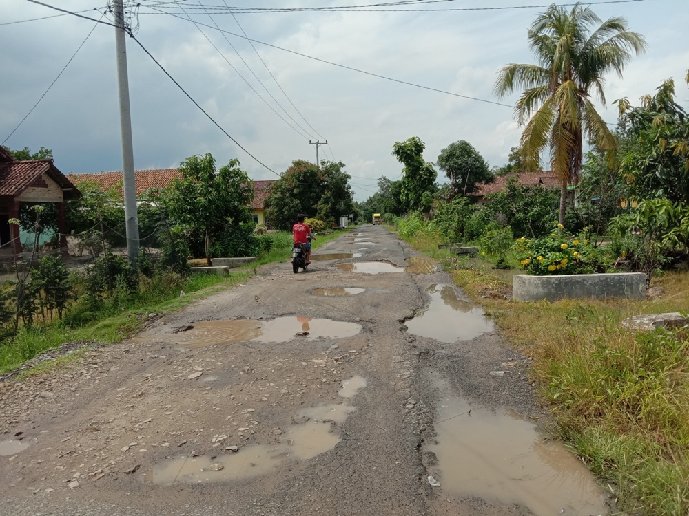 Tanggul Longsor, Banjir Meneror