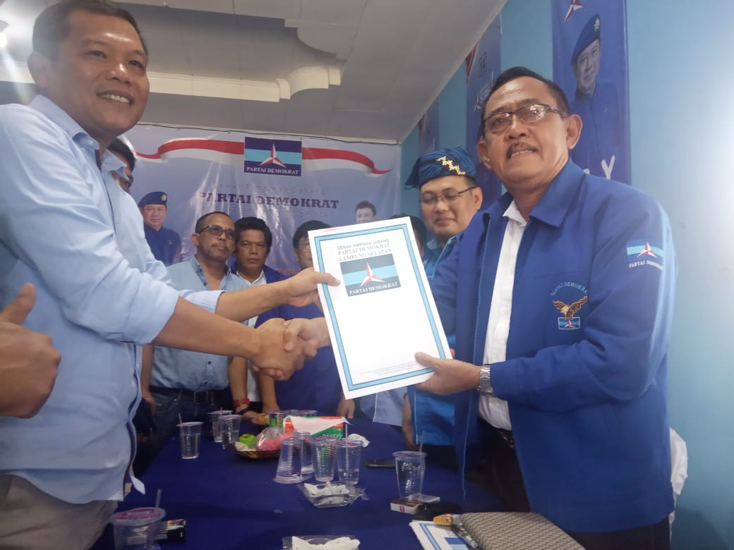 Berlomba Pikat Demokrat