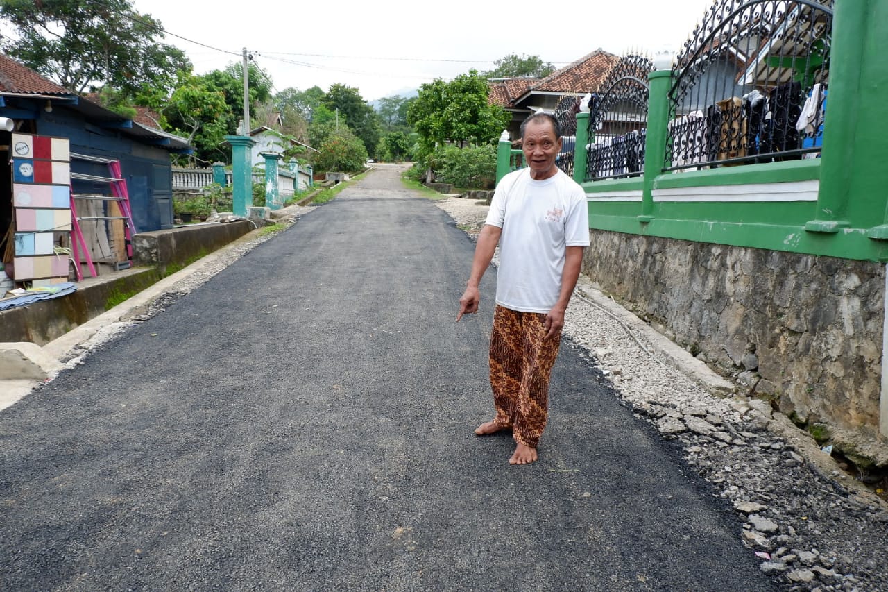 Warga Sungai Langka Aspal Jalan Menggunakan Dana Pribadi