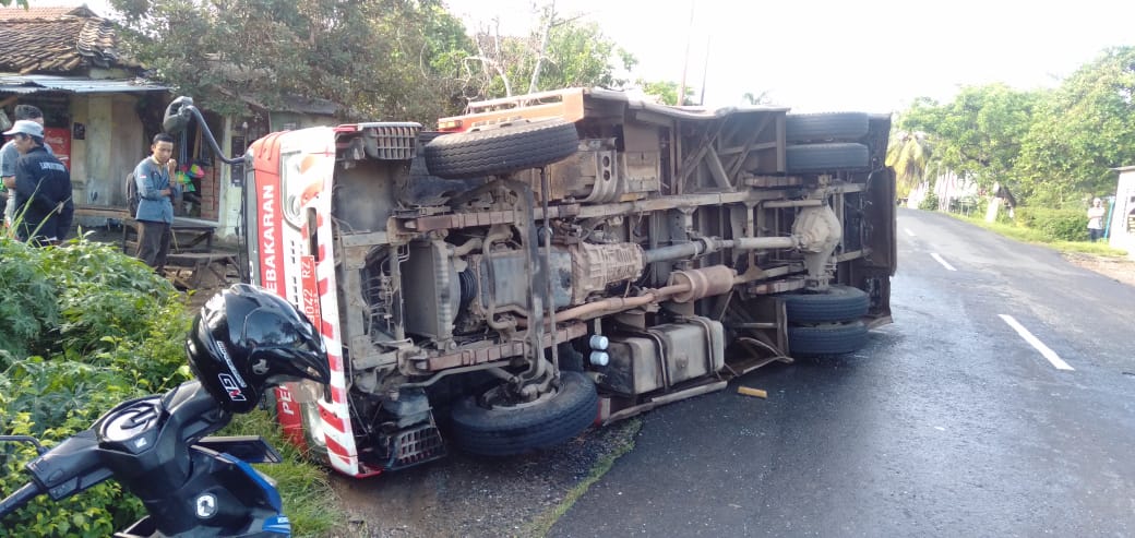 Hendak Bantu Warga, Mobil Damkar Terguling