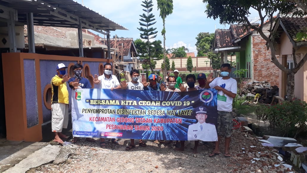 Desa Way Layap Lakukan Penyemprotan Disinfektan “Door to Door”