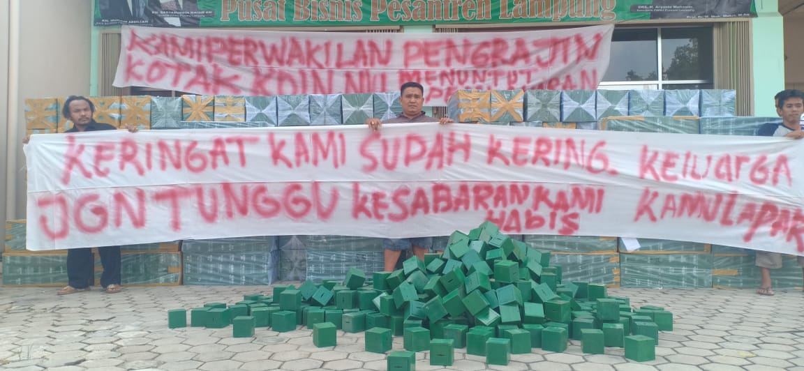 Pengrajin Kayu Sungai Langka Tuntut Pembayaran Pembuatan Kotak Koin