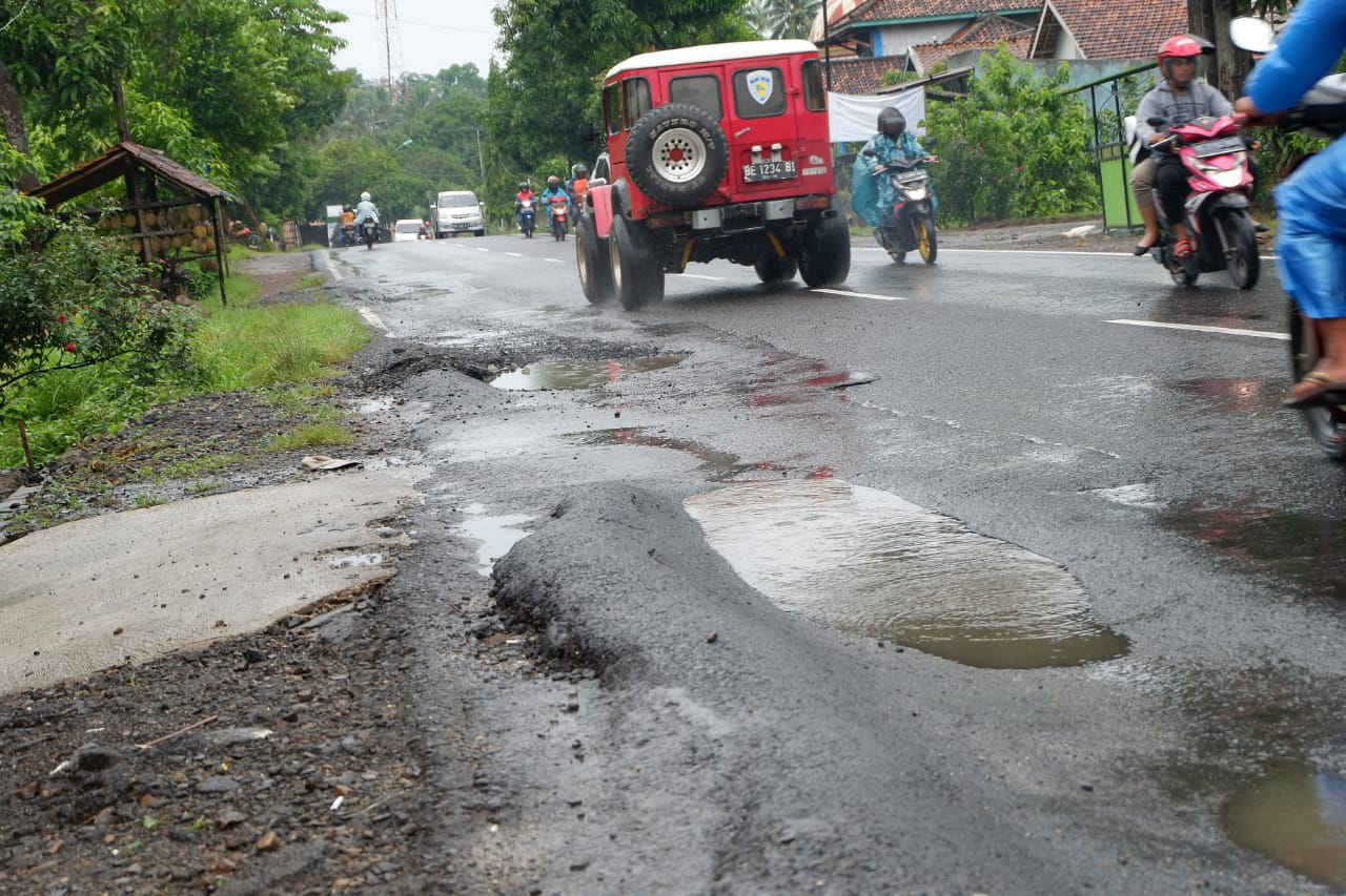 Jalinbar di Desa Bernung Rusak Parah dan Minim Penerangan