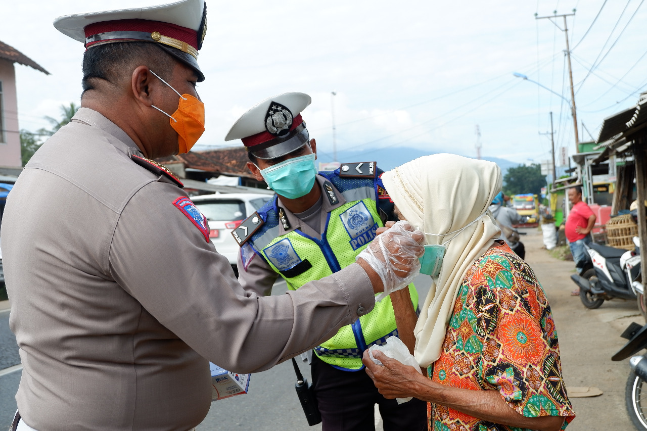 Satlantas Polres Pesawaran Bagikan Masker Kepada Masyarakat