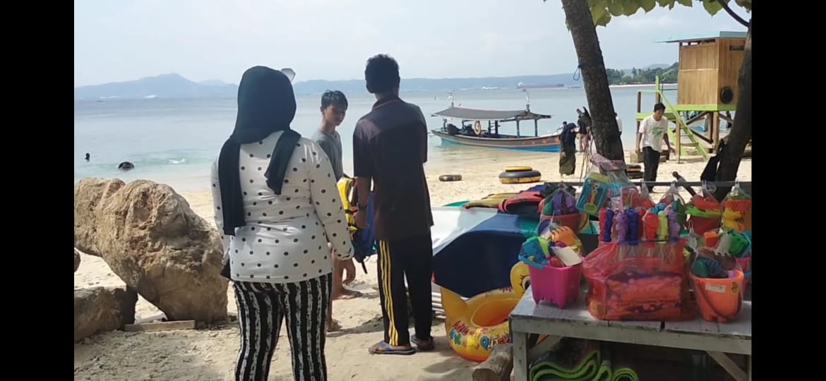 Dilibas Pandemi, Pedagang Pantai Mutun Sepi Pembeli