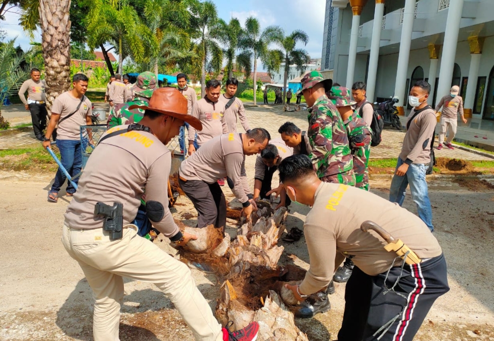 Tim Gabungan Polri, TNI dan Dinas Kesehatan Bersihkan Fasilitas Umum