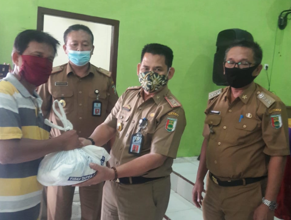 Pemkab Pesawaran Beri Bantuan Sembako Warga Terdampak Covid-19