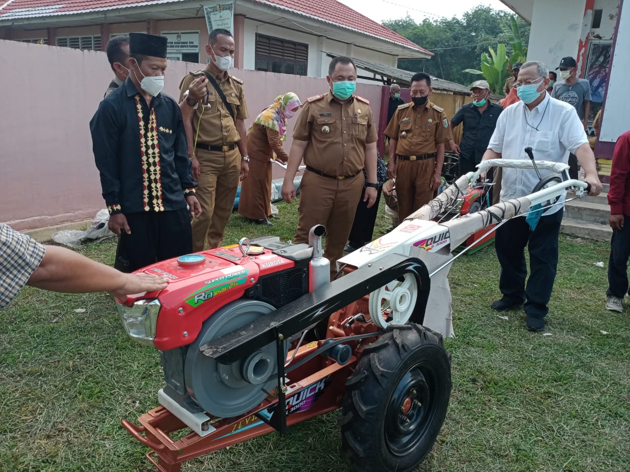 Sudin Serahkan Bantuan Alsintan