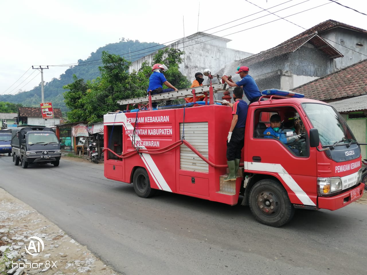 Tim Gugus Tugas Percepatan Penanganan Corona Lakukan Penyemprotan Disinfektan Secara Serempak di 11 Kecamatan