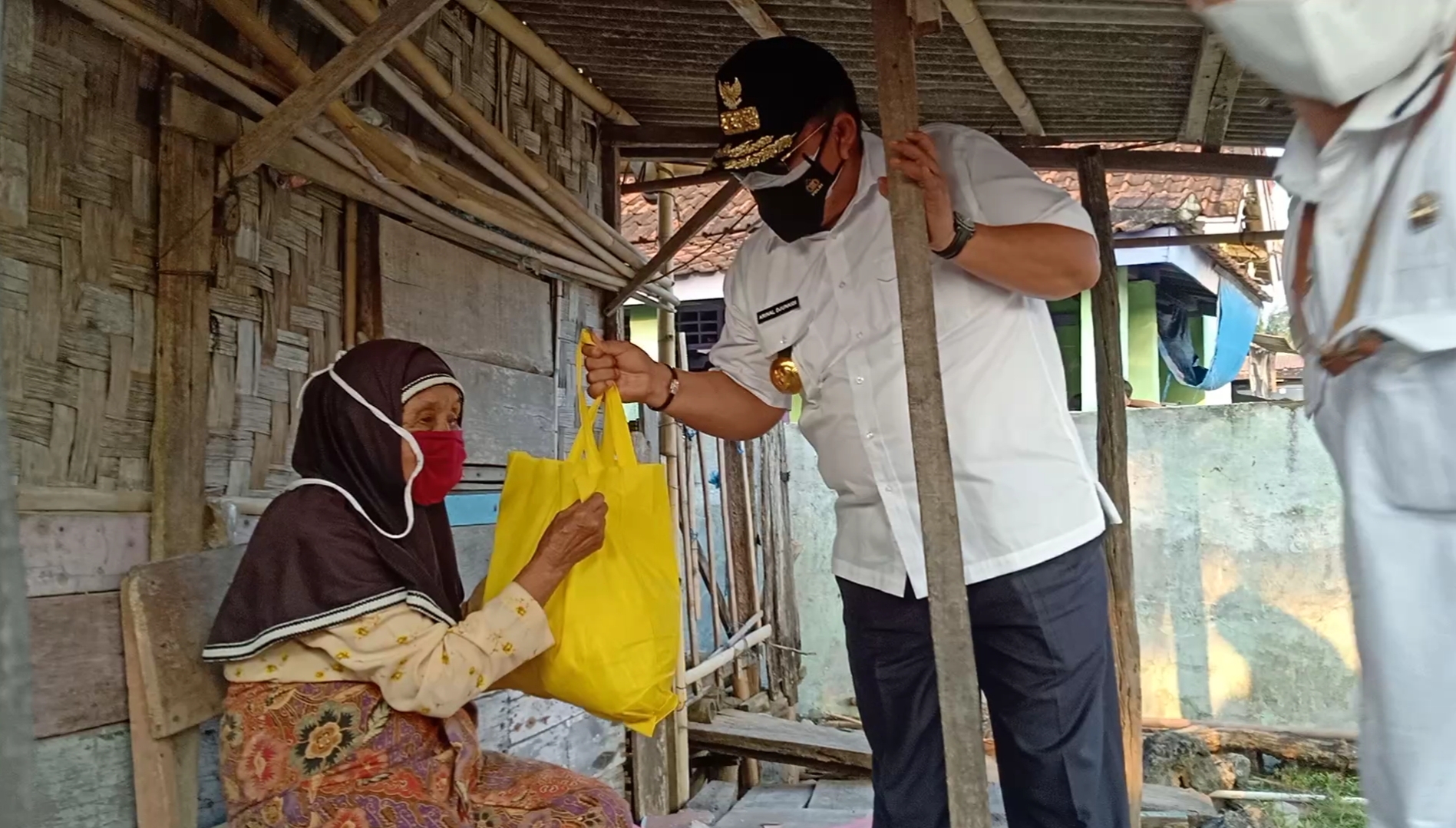 Gubernur Lampung Beri Bantuan Masyarakat Pesawaran Dimasa PPKM