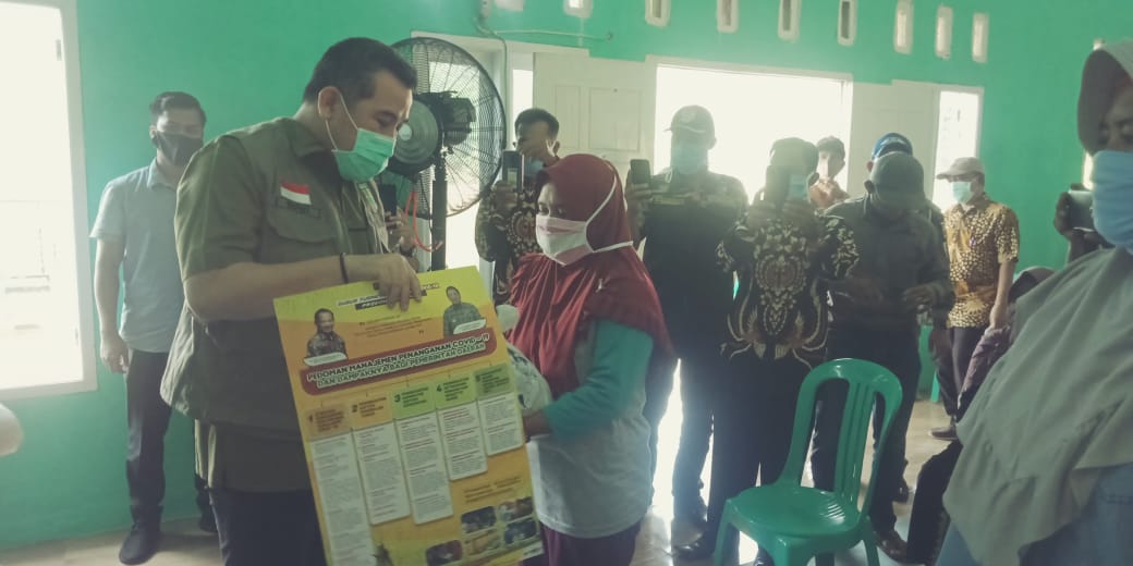 Serahkan Bantuan Paket Sembako, Bupati Dendi Minta Masyarakat Patuhi Protokol Kesehatan