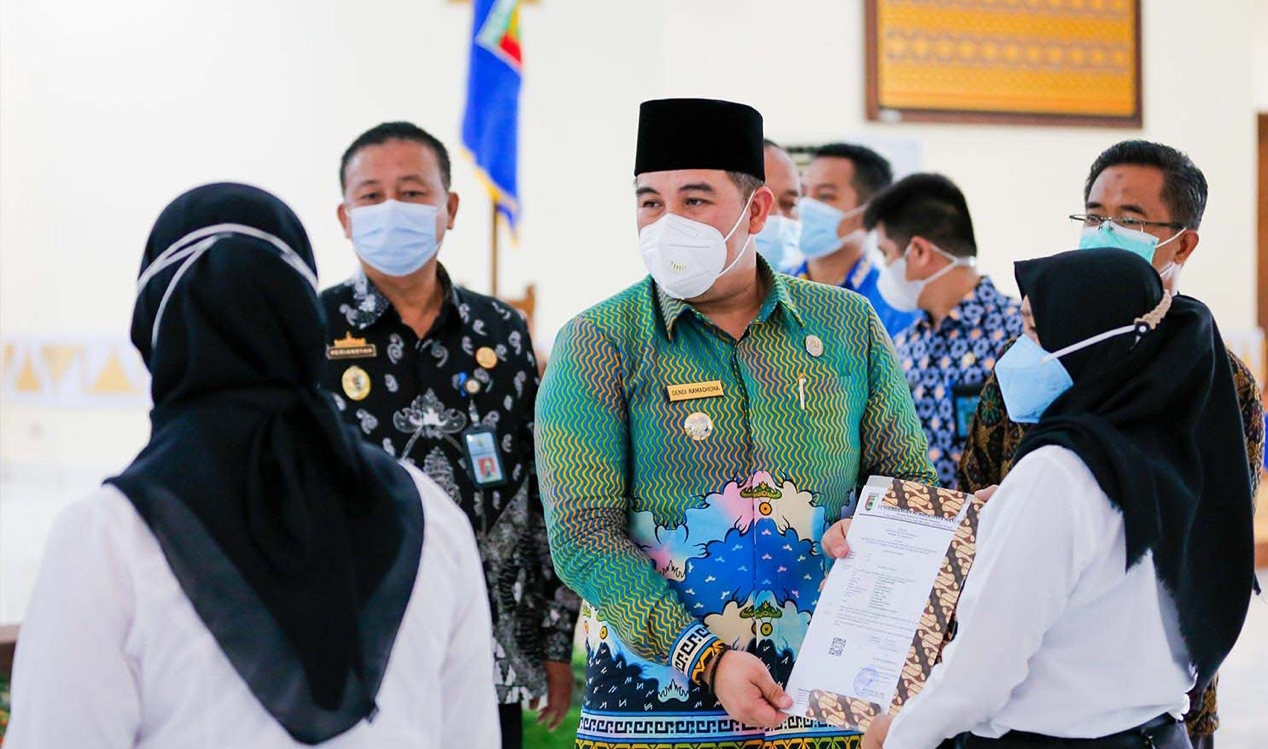 Bupati Dendi Serahkan SK PPPK dan CPNS