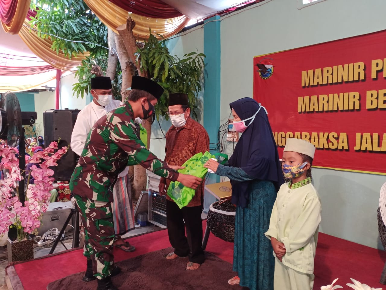 Yonif-7 Marinir Berbagi Bersama Anak Yatim dan Kaum Dhuafa