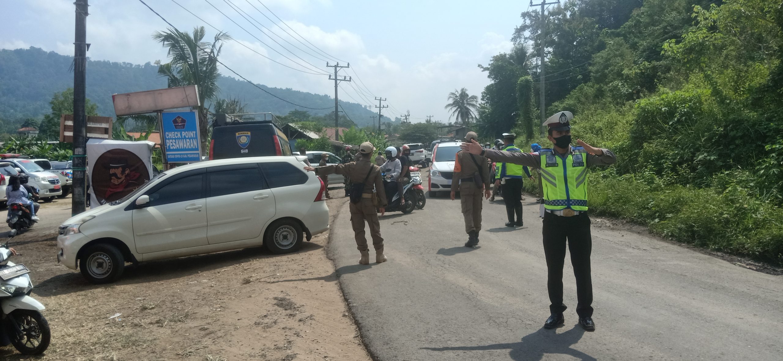 Tim Gabungan Putar Balik Kendaraan Wisatawan