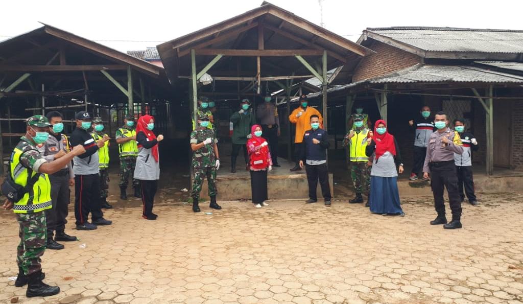 Tim Gabungan Lakukan penyemprotan Disinfektan