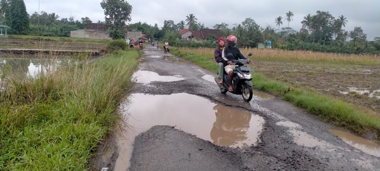 Talud Irigasi Rusak, Aliran Air Rusak Jalan