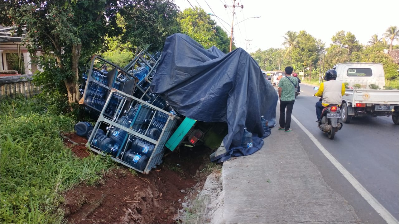 Alami Rem Blong, Truk Galon Hantam Pagar Rumah Warga