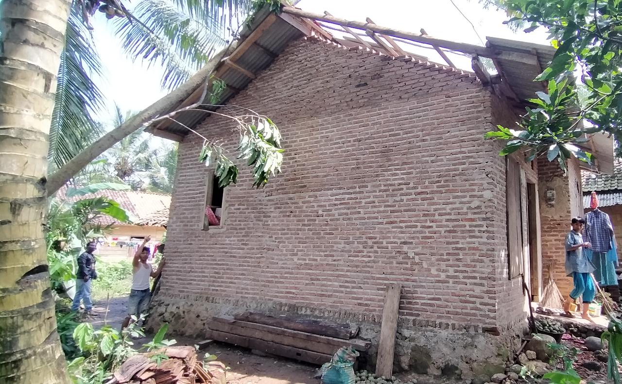 Pemkab Pesawaran Beri Bantuan Korban Puting Beliung