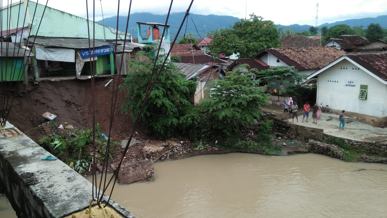 Curah Hujan Tinggi, Talud Sungai Way Semah Pesawaran Ambrol