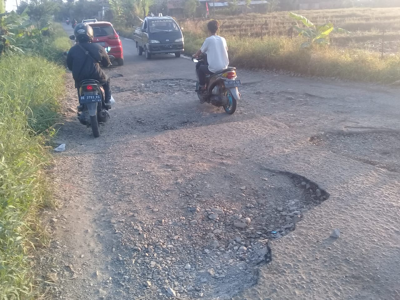 Jalan Penghubung 3 Kabupaten Rusak Parah