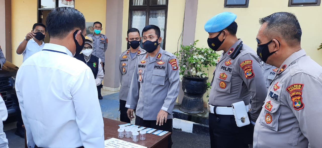 Sipropam dan Urkes Bag Sumda Polres Pesawaran Tes Urine Personel Satres Narkoba