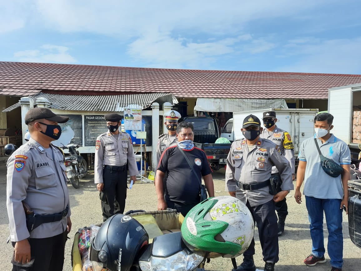 Polsek Gedongtataan Beri Teguran Lisan 350 Orang Pelanggar Prokes