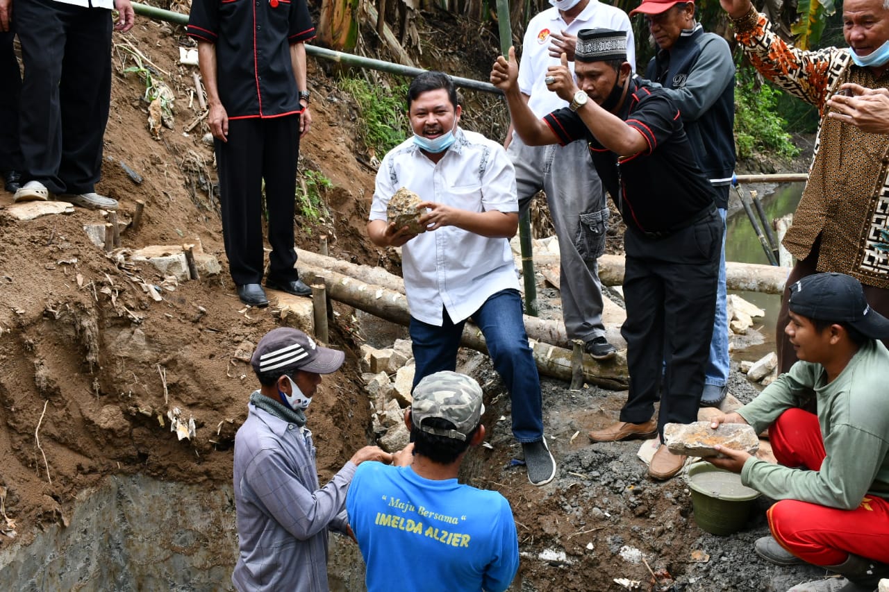 Rogoh Kocek Pribadi, M Nasir Bangun Jembatan Penghubung Desa Baturaja-Gunungrejo