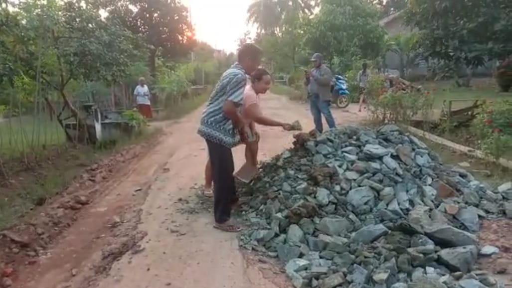 Tak Kunjung Diperbaiki, Warga Desa Tri Rahayu Perbaiki Jalan Secara Swadaya