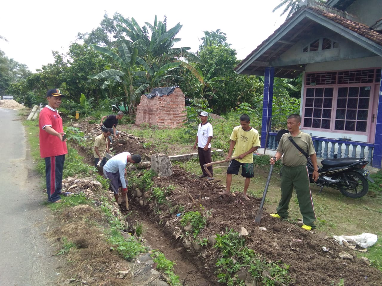 Anggota Koramil 421-01 Kedondong Bantu Warga Cegah Banjir