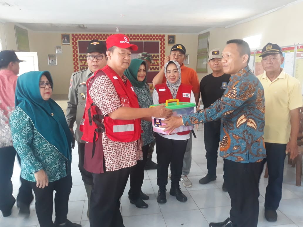 TP PKK Pesawaran dan PMI Beri Bantuan Korban Banjir