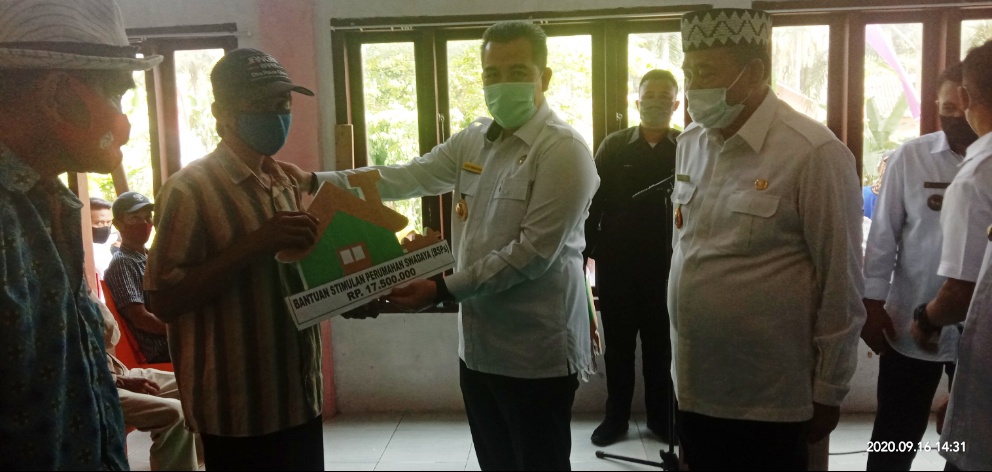 Bupati Dendi Serahkan Bantuan Bedah Rumah