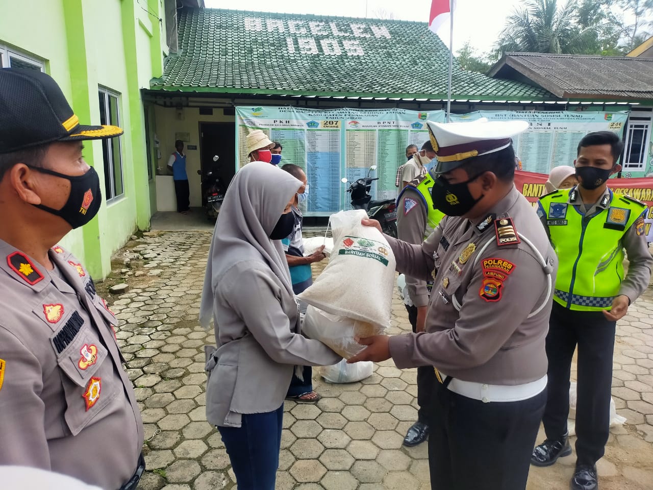 Polres Pesawaran Beri Bantuan Paket Sembako Masyarakat Terdampak Covid-19