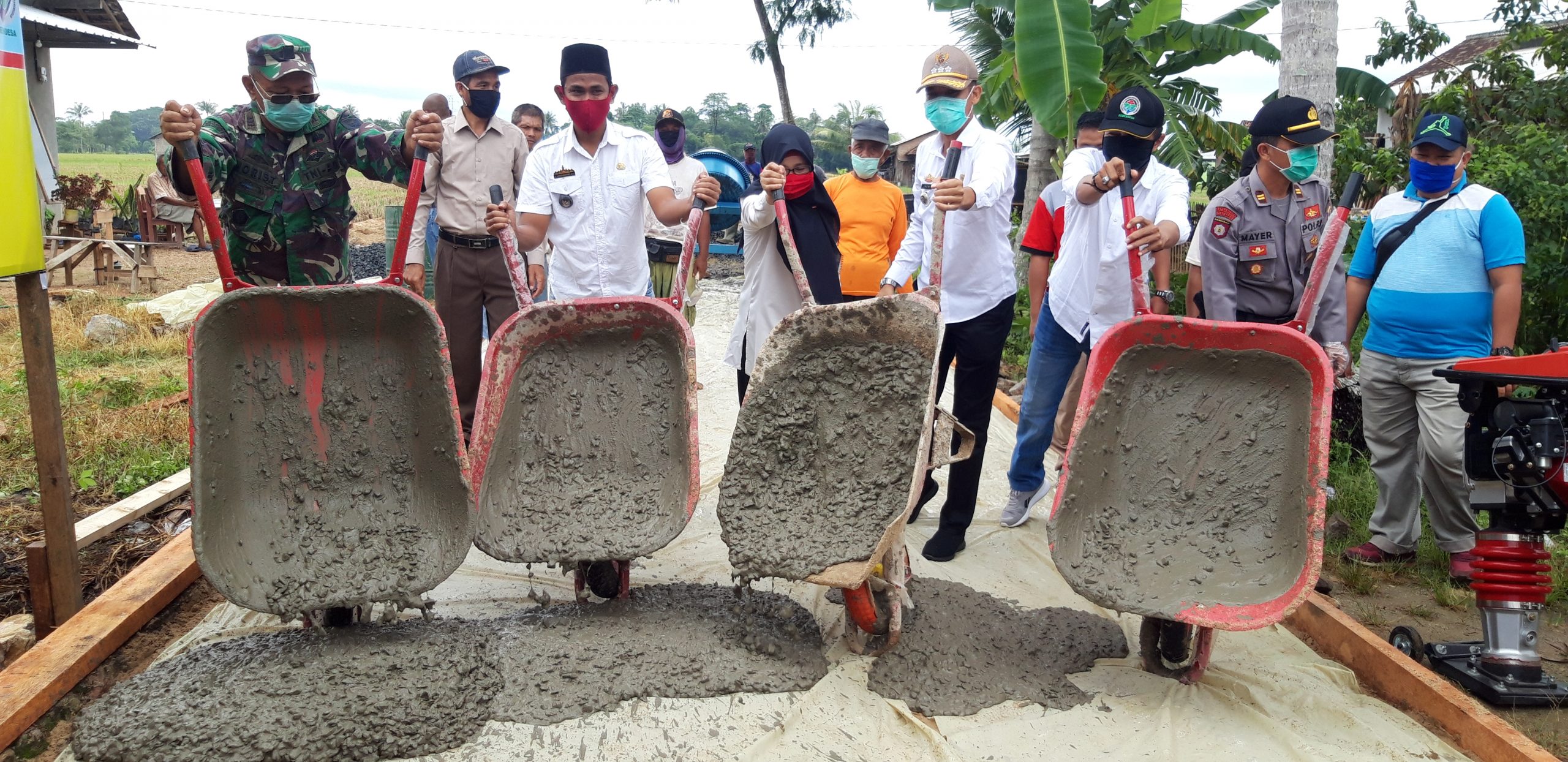 Fajarbaru Bangun Akses Menuju Balai Desa