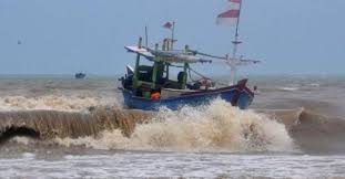 Gelombang Tinggi dan Angin Kencang Landa Pesisir