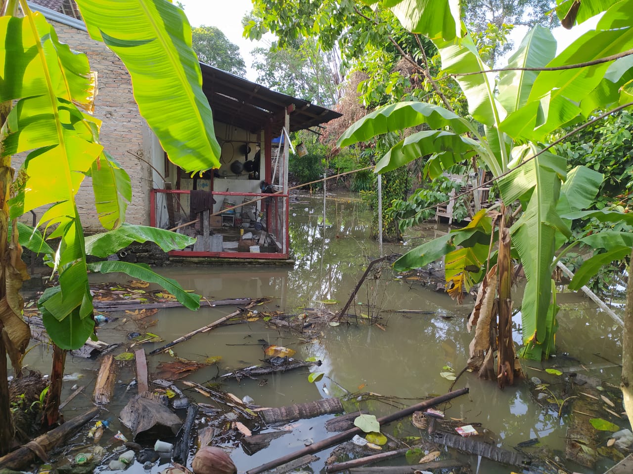 Gorong-gorong Tak Mampu Tampung Volume Air, Banjir Rendam Rumah Warga