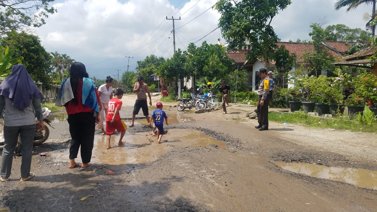 Kecewa Tak Diperbaiki, Warga Sukaraja Tebar Lele di Jalan Poros