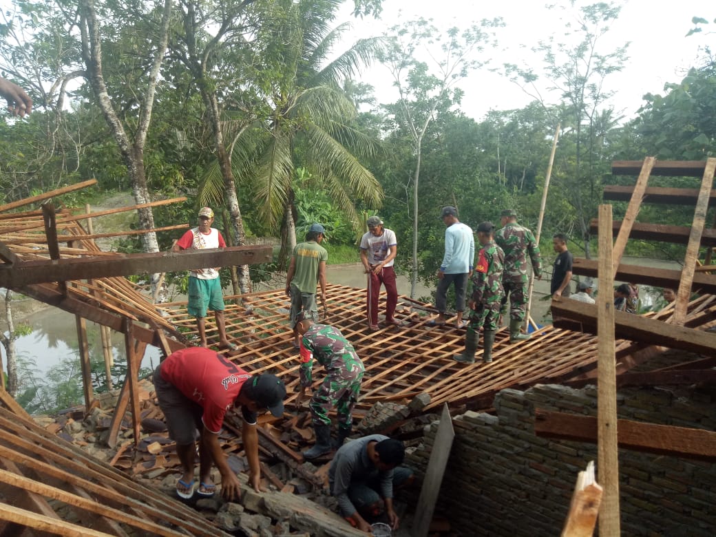 Angin Kencang Rubuhkan Rumah Warga