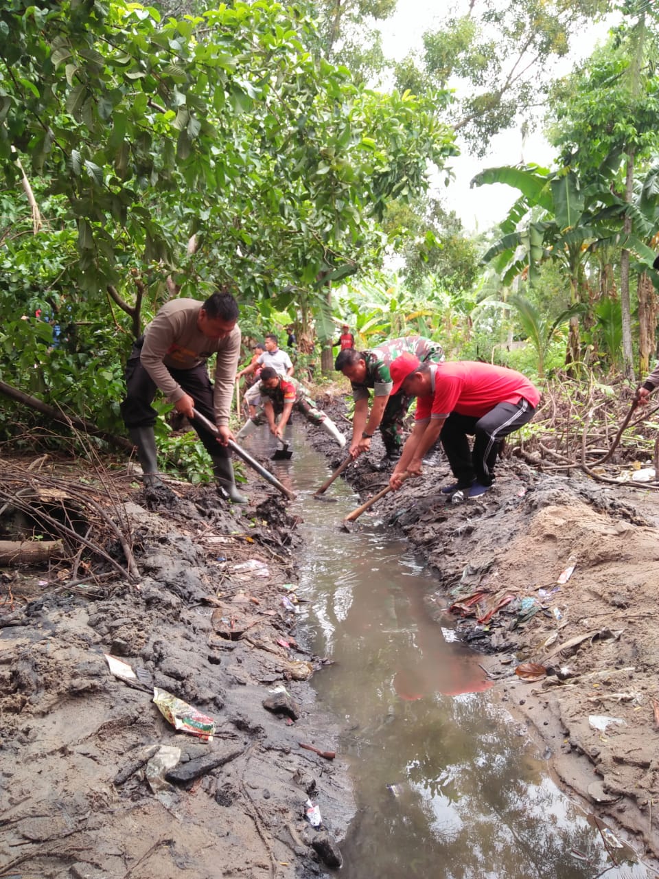 Uspika Kecamatan Ketapang Gelar Gotong Royong dan Pengobatan Gratis