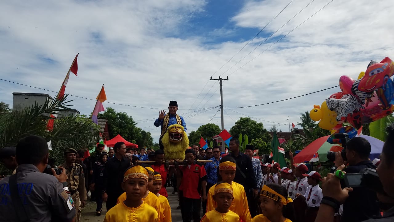 Nanang Tunggangi Singa Depok di Sragi