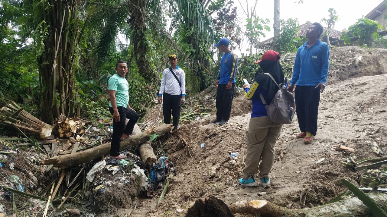 Pohon Tumbang Tewaskan Satu Warga Sragi