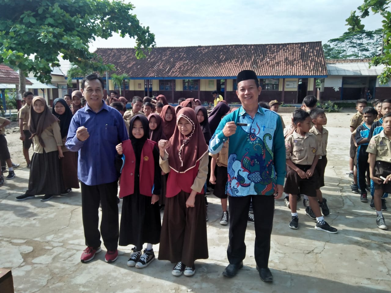 SDN 1 Bulok Latih Siswa Bersedekah