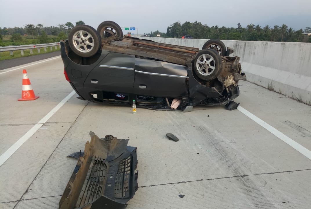 Agya Terbalik di Tengah Tol, 4 Penumpang Selamat