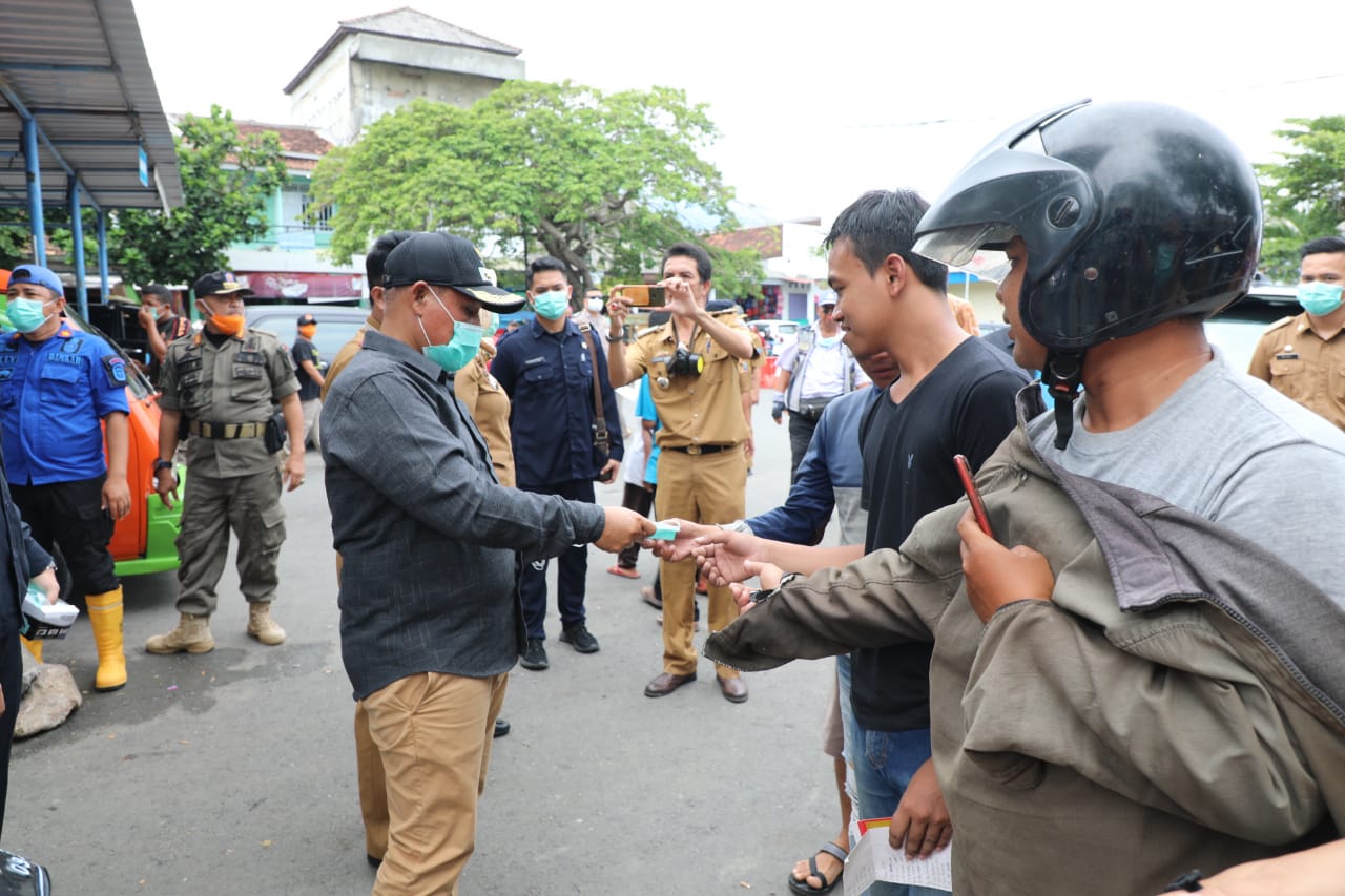 Nanang Tebar Masker di Pasar Inpres