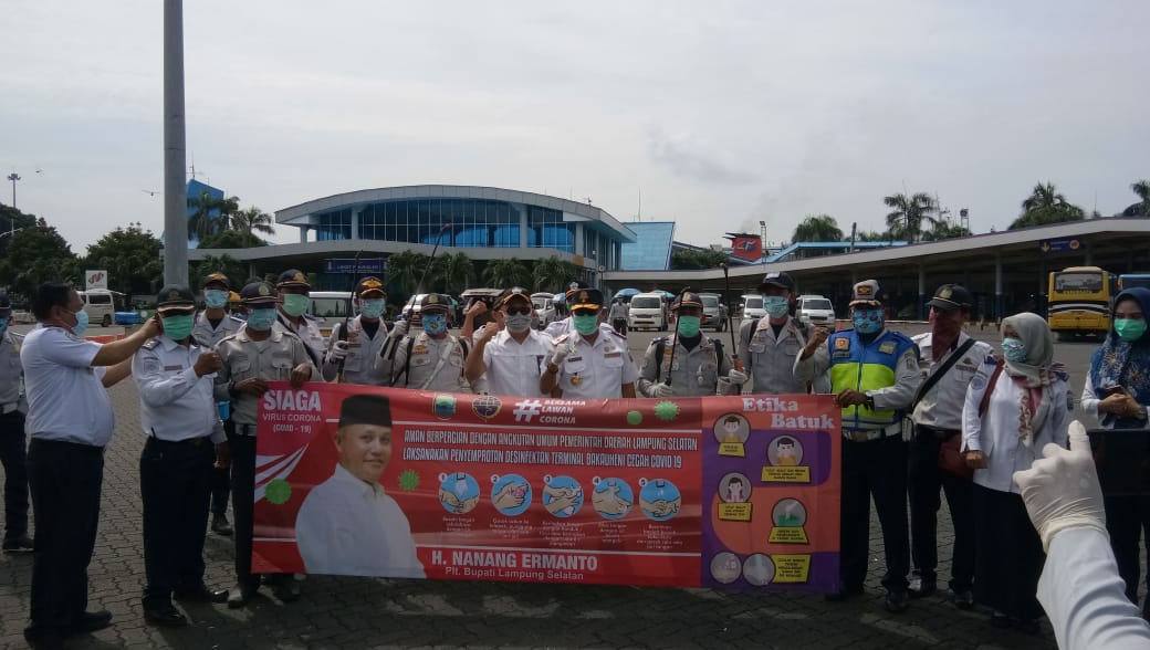 Imbau Masyarakat Tunda Berpergian, Dishub Lamsel Semprot Disinfektan di Pelabuhan Bakauheni